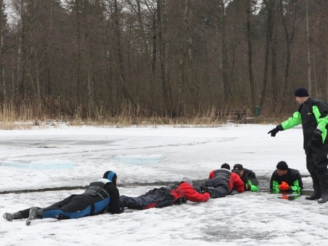 20 strażaków i sześciu ratowników WOPR na kąpielisku w Parku Trendla ćwiczyło ratownictwo na lodzie.