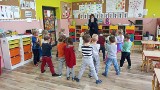 Łódź: Strażnicy miejscy w przedszkolu - uczą dzieci, jak być bezpiecznym - zajęcia w reżimie sanitarnym