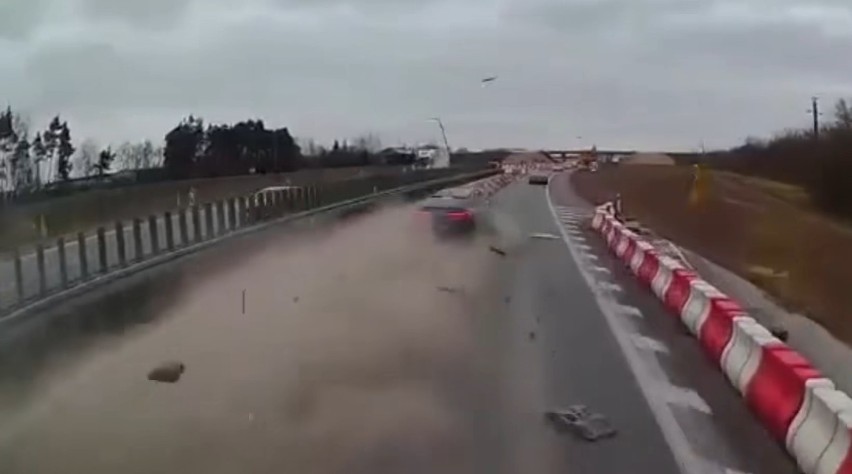 Wypadek na trasie S8 w kierunku Białegostoku. Pijany kierowca BMW źle ocenił sytuację na drodze. Zobacz nagranie 