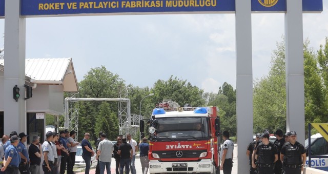 Policjanci i służby ratownicze przy wejściu do przedsiębiorstwa Mechaniczno-Chemicznego Przemysłu (MKE) w Elmadag, na obrzeżach Ankary, Turcja,