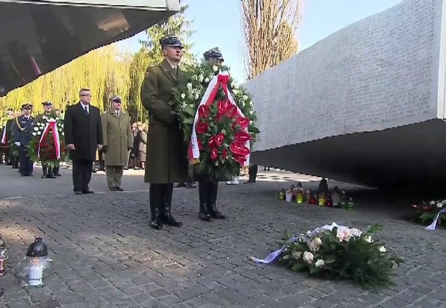 Wieńce oraz znicze pod pomnikiem ofiar katastrofy smoleńskiej na Powązkach.