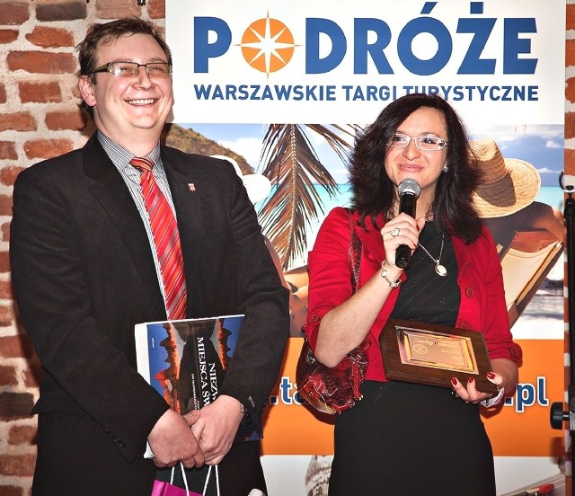 Gabriela Kiełtyka i Wojciech Sołtysiak z Muzeum Regionalnego w Wiślicy odebrali nagrody za wygraną w plebiscycie "Skarby podróży".
