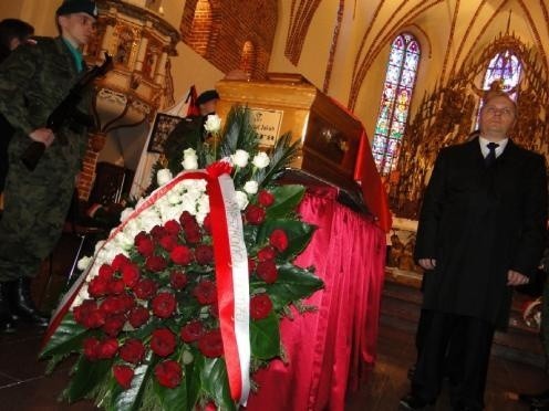 Trumna z ciałem Krzysztofa Putry w łomżyńskiej katedrze