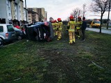 Dachowanie na Gackowskiego w Bydgoszczy. Samochód wypadł z jezdni, ściął drzewo, przeleciał przez chodnik i dachował [zdjęcia]