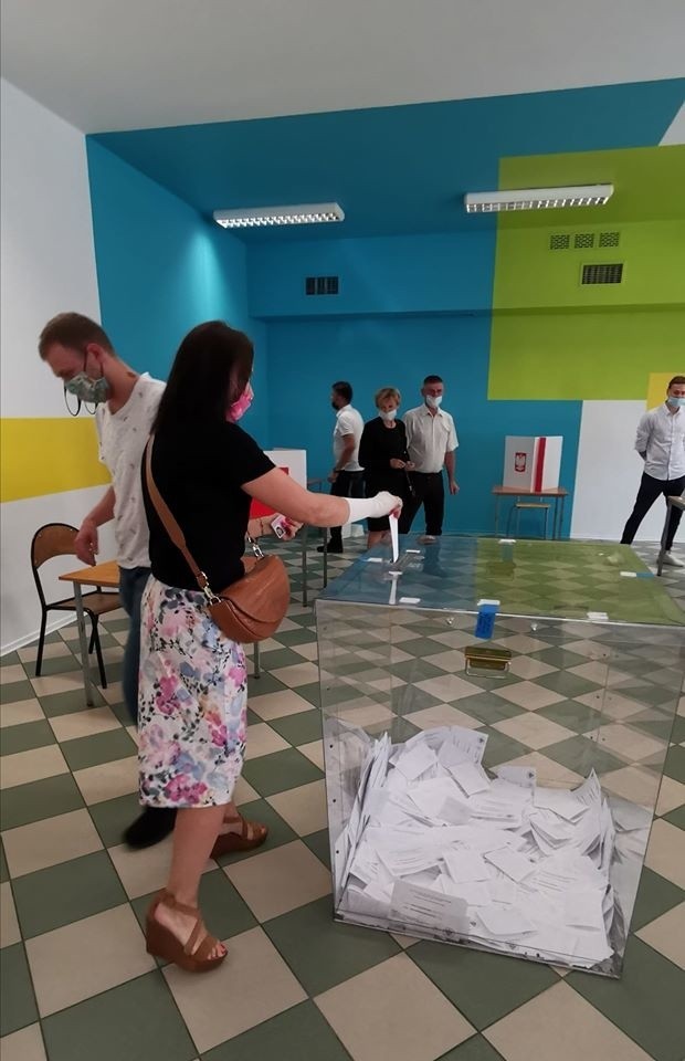 Głosowanie w obwodowej komisji numer 5, która mieści się w Publicznej Szkole Podstawowej numer 2 w Grójcu.