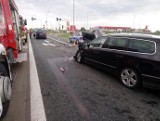 Wypadek w Opolu. Kierowca volkswagena wjechał w tył forda we Wrzoskach [ZDJĘCIA]