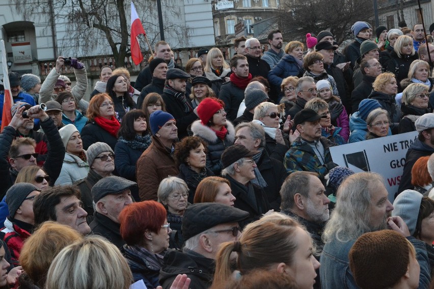 Manifestacja Komitetu Obrony Demokracji w Bielsku-Białej [ZDJĘCIA, WIDEO]