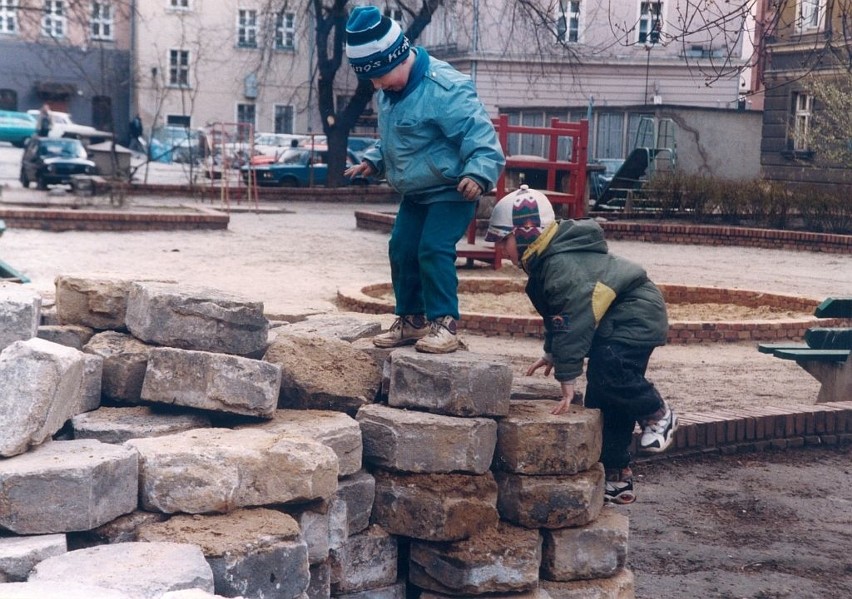 Zabawy na trzepaku, kolejki do sklepów, mroźne i śnieżne...