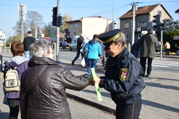 Straż miejska w Białymstoku rozdaje odblaski przy cmentarzu [ZDJĘCIA]