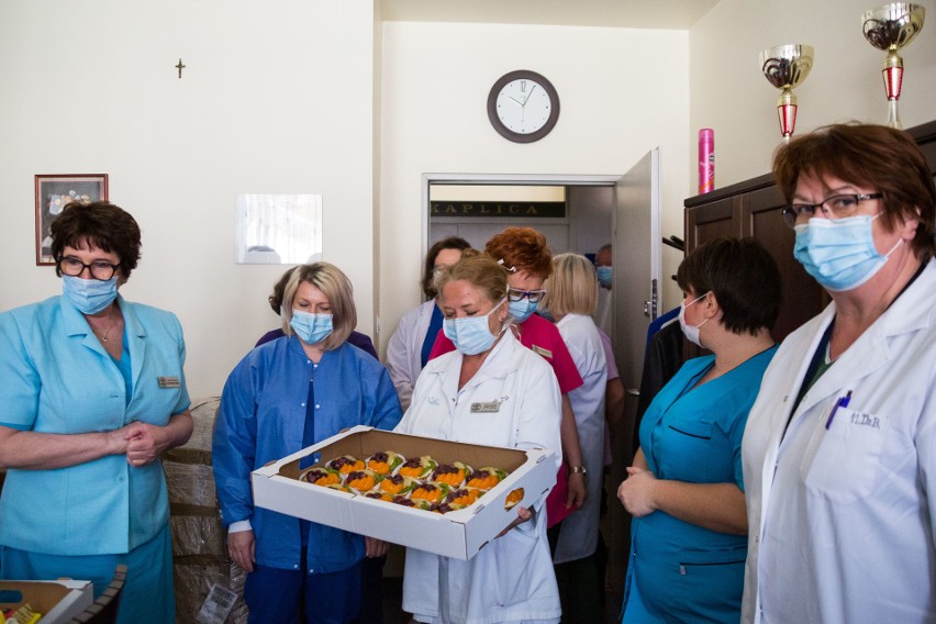 Międzynarodowy Dzień Pielęgniarek i Położnych. Pielęgniarki otrzymały słodkie prezenty od krakowskich cukierników i piekarni [ZDJĘCIA]