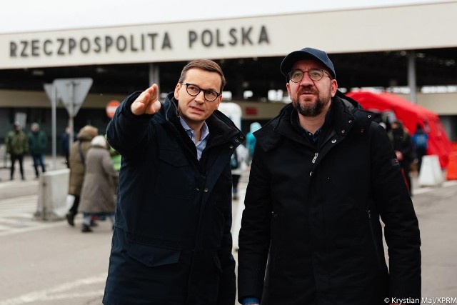 Premier Mateusz Morawiecki spotkał się z przewodniczącym Rady Europejskiej Charlesem Michelem. Obaj politycy odwiedzili granicę Polski z Ukrainą. Byli z uchodźcami uciekających przed wojną