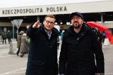 Premier Mateusz Morawiecki i szef Rady Europejskiej na granicy polsko-ukraińskiej. KPRM opublikowała poruszające zdjęcia