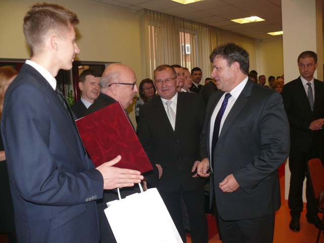 Przed rozpoczęciem obrad wręczono nagrodę utalentowanemu lekkoatlecie, uczniowi Zespołu Szkół Ogólnokształcących Mistrzostwa Sportowego Mateuszowi Borkowskiemu.