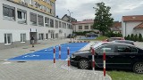Nowy parking przy szpitalu w Bochni już działa. Pierwszy kwadrans parkowania za darmo. Zobacz zdjęcia i film