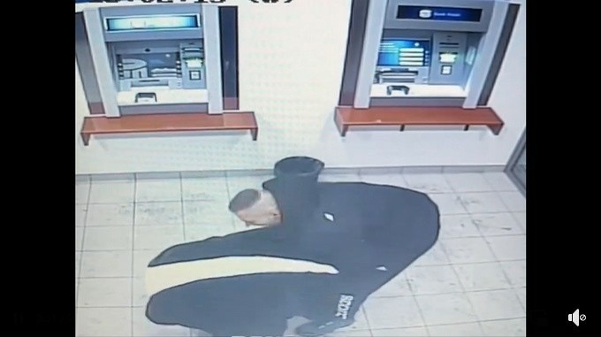 Brutalna napaść pod bankomatem na kobietę w Krakowie. Sprawca zatrzymany
