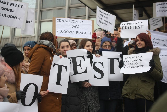 Protest pracowników prokuratury odbył się przy ulicy Wita Stwosza, przed siedzibą m.in. Prokuratury Regionalnej i Prokuratury Okręgowej w Katowicach oraz Śląskiego Wydziału Zamiejscowego Departamentu do Spraw Przestępczości Zorganizowanej i Korupcji Prokuratury Krajowej