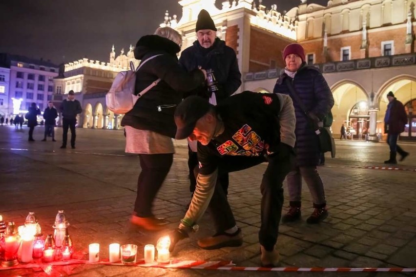 Największe serce świata dla Pawła Adamowicza. Akcja w Krakowie i w całej Polsce [ZDJĘCIA]