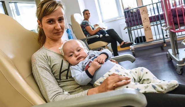 Szpital w Pabianicach rezygnuje z opłaty za pobyt rodzica z dzieckiem