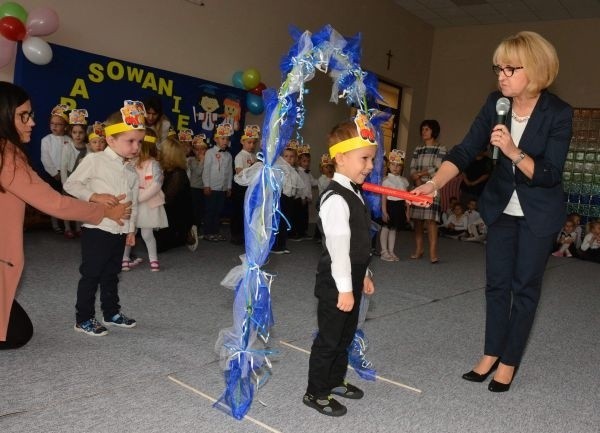 Dyrektor przedszkola Zdzisława Belon pasuje kolejnego przedszkolaka.