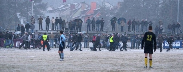Pseudokibice w starciu z policja podczas środowego meczu w Lęborku.