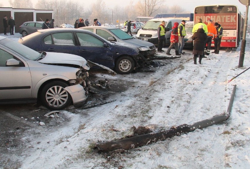 Autobusem miejskim w Kielcach staranował 13 samochodów! Kierowca zmarł w szpitalu 