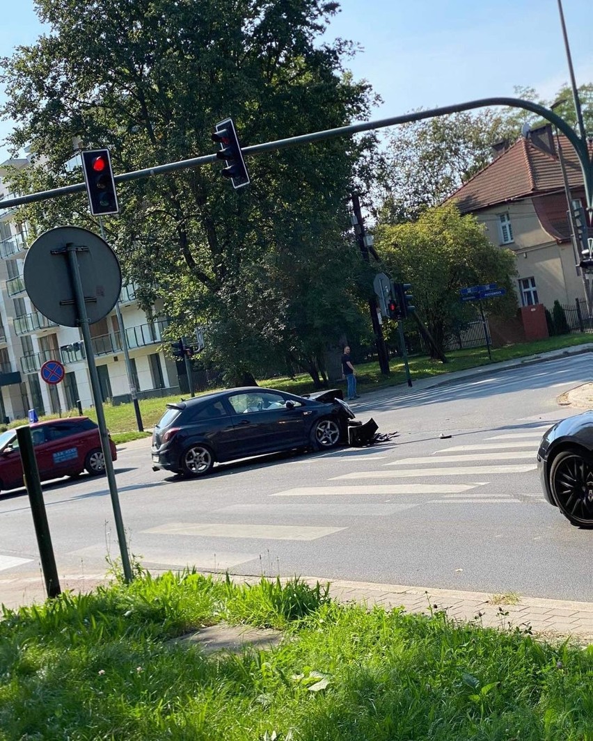 Wypadek w Krakowie. Zderzenie trzech samochodów na skrzyżowaniu Piastowskiej i Lea