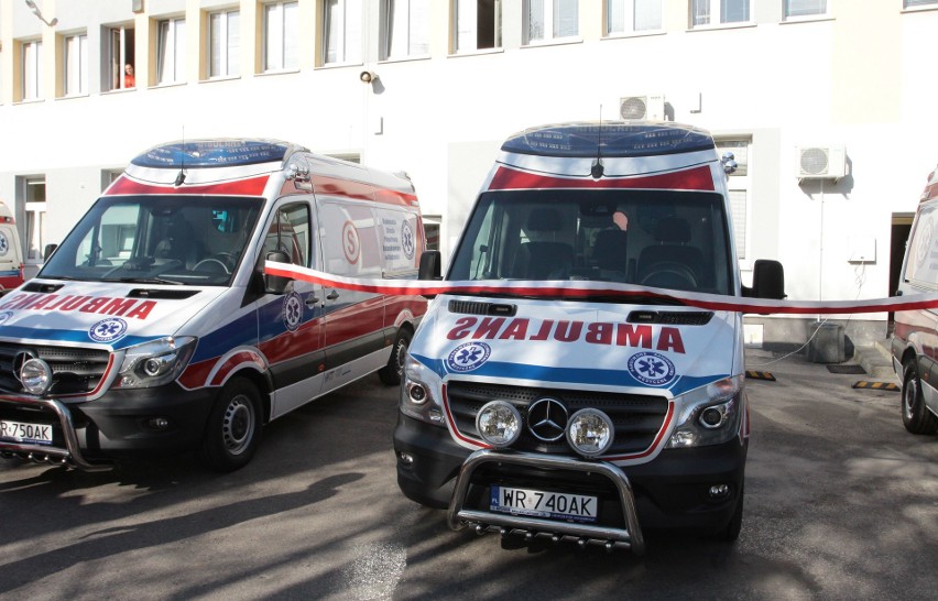 Przekazanie i poświęcenie nowych ambulansów.