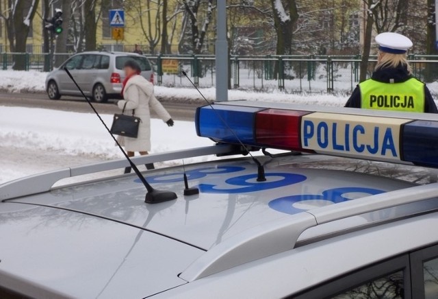 W środę policjanci pracowali na miejscu zdarzenia drogowego, do jakiego doszło w Lęborku na drodze krajowej nr 6, na ulicy Jana Pawła II. 75-kobieta została potrącona przez kierującą fordem. Z ustaleń mundurowych wynika, że starsza pani, chcąc przejść na drugą stronę jezdni w miejscu niedozwolonym, wybiegła zza stojącej w korku ciężarówki wprost przed jadącego z przeciwnej strony s-maxa.