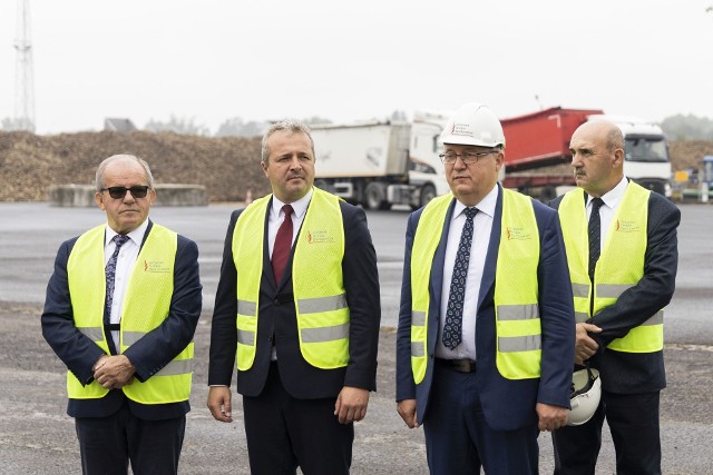 Senator Józef Łyczak, wojewoda Mikołaj Bogdanowicz, dyrektor cukrowni Marek Kościński i Jerzy Pawela, prezes Rady Związku Plantatorów Buraka Cukrowego przy KGS podczas otwarcia kampanii cukrowniczej w Kruszwicy.