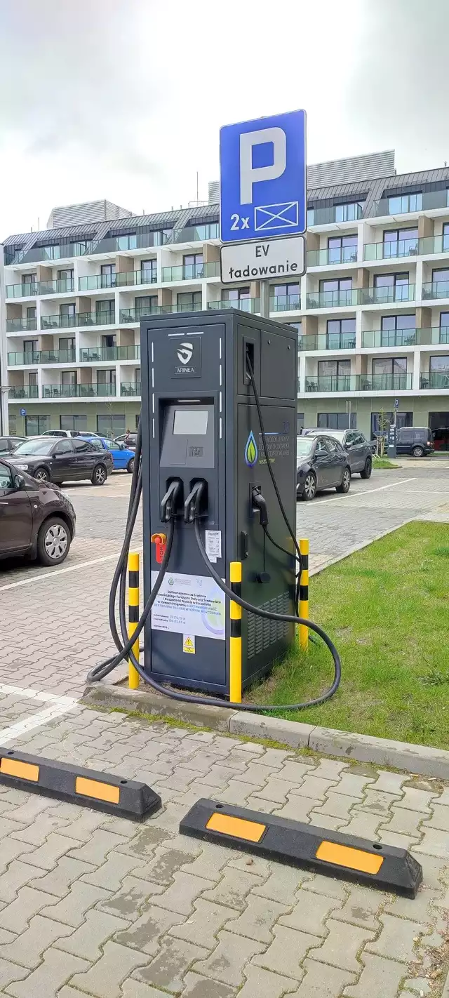 Stacja ładowania do samochodów elektrycznych stoi na terenie parkingu Ratusza Miejskiego w Międzyzdrojach i umożliwia ładowanie poprzez dwa punkty ładowania o dużej mocy 40 kW na prąd stały (DC) i jeden punkt ładowania o mocy 22 kW na prąd przemienny (AC)