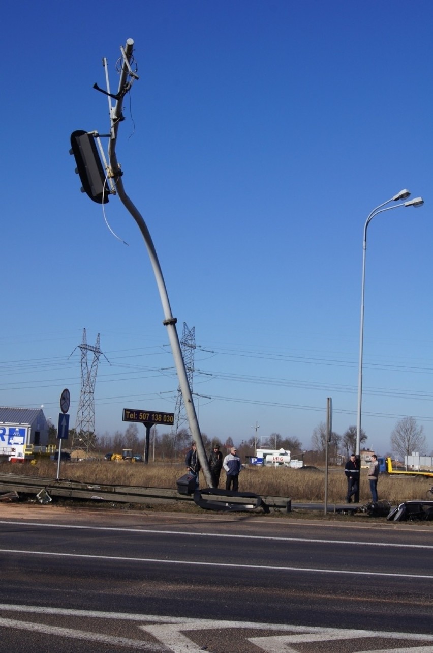 Tragiczny wypadek pod Radomskiem. Nie żyje kierowca bmw [ZDJĘCIA+FILM]