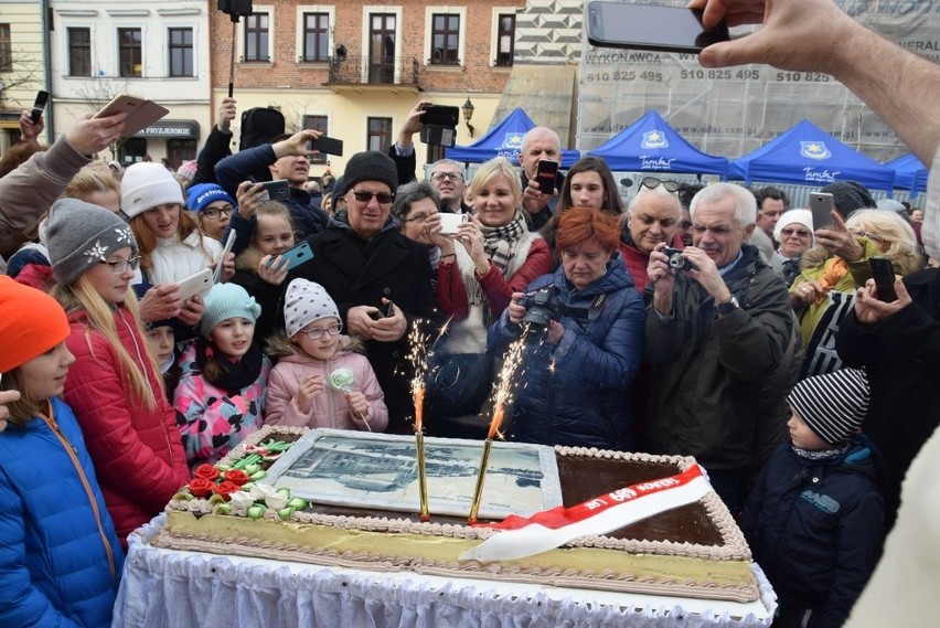 Rycerskie Urodziny Tarnowa. Był wielki tort i potyczki na miecze i topory 