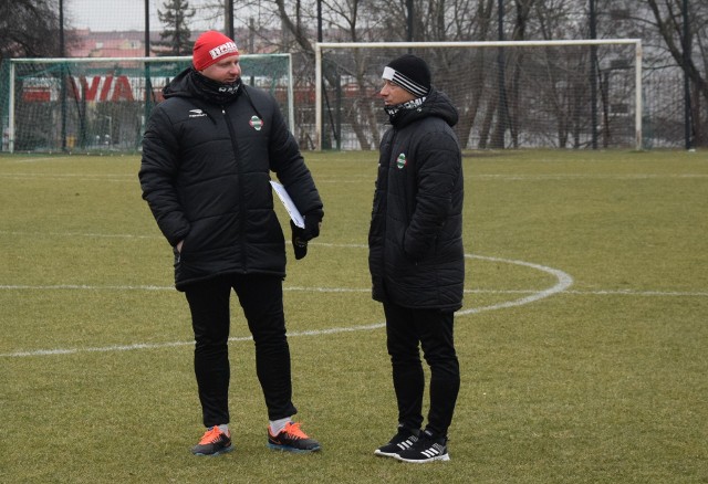 Dariusz Banasik (z prawej) trener Radomiaka Radom. Obok Jakub Studziński, trener bramkarzy.