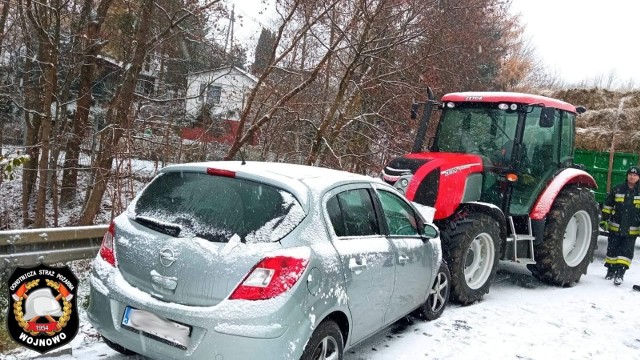 W miejscowości Prosperowo samochód osobowy wpadł w poślizg, w wyniku czego zderzył się czołowo z traktorem rolniczym.