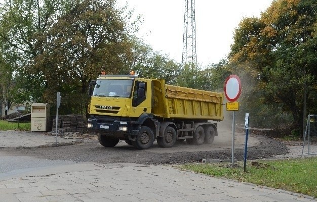 Codziennie 35 ciężarówek kursuje do kopalni na Stokach, wywożąc ziemię z placu budowy dworca Łódź Fabryczna.