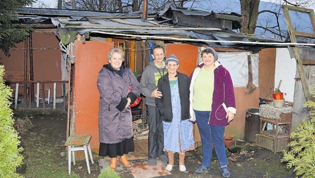 Państwo Ciężakowie (w środku) z córką Małgorzatą (z prawej) i Magdaleną Dudzik przed domem