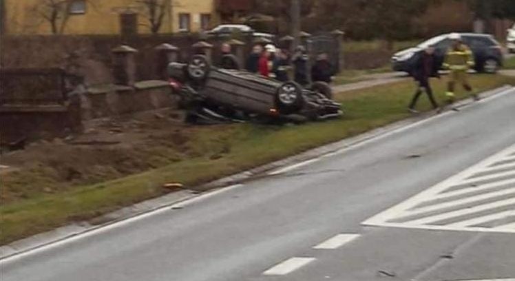 Wypadek w Miastkowie. Auto dachowało na drodze krajowej między Ostrołęką a Łomżą