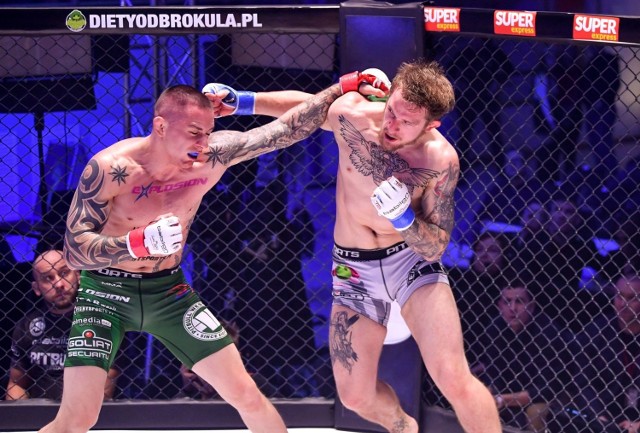 Piotr Przepiórka (z lewej) pokonał swojego rywala na piątkowej gali Babilon MMA w Łomży.