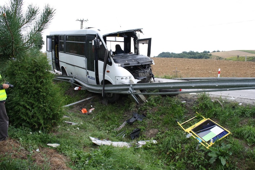 Naczepa tira uderzyła w bus, a ten wpadł w barierę ochronną