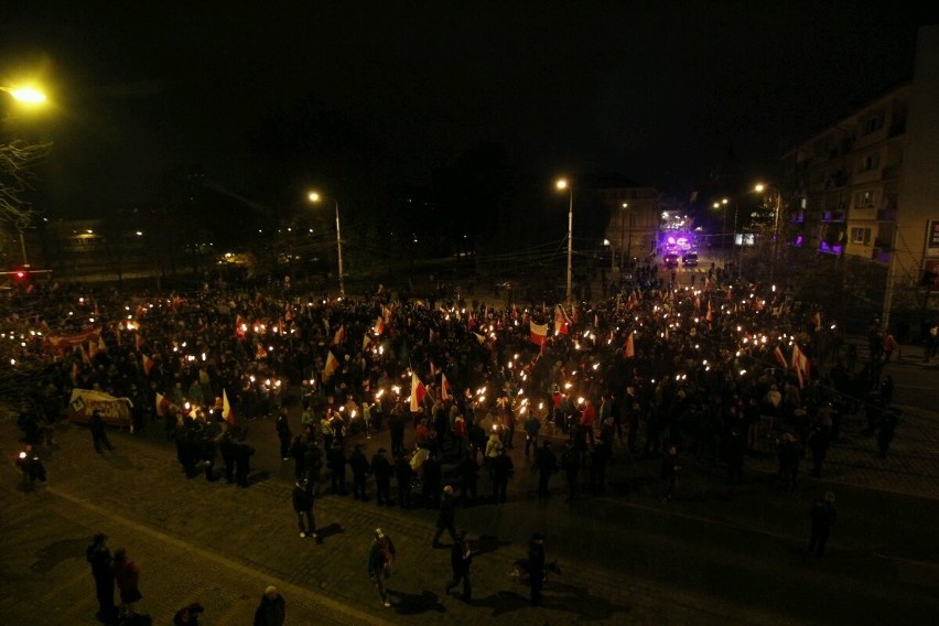 Marsz Patriotów przeszedł przez Wrocław. Petardy i antykomunistyczne hasła (ZDJĘCIA)