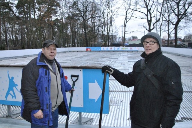 - Zostało już tylko przygotowanie tafli - mówią Jarosław (z lewej) i Adam Polińscy, pracownicy grudziądzkiego MORiW-u