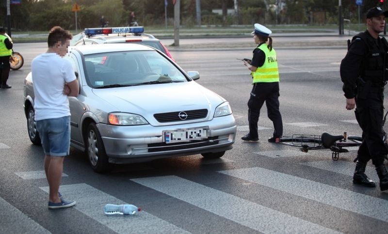 Wypadek na Włókniarzy. Potrącona rowerzystka [zdjęcia]