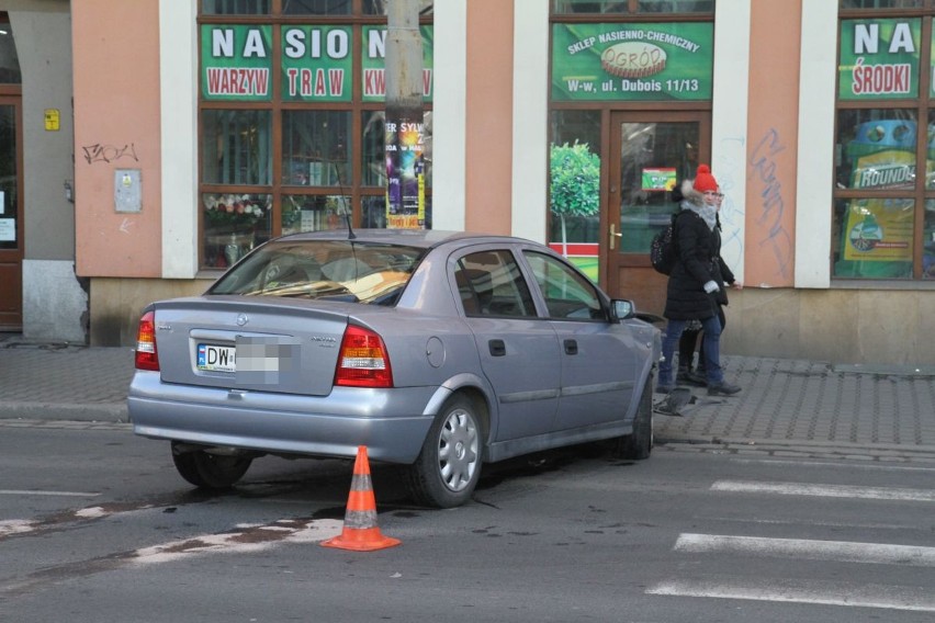 Wypadek na skrzyżowaniu Pomorskiej i Dubois. 87-letni kierowca nie ustąpił pierwszeństwa