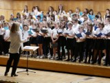 Ponad setka młodych śpiewaków na jednej scenie. W opolskiej szkole muzycznej zorganizowano koncert "Opole śpiewa dla Ukrainy"