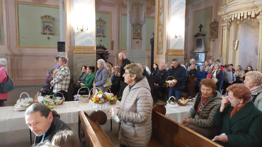 Wielka Sobota 2024. Mnóstwo osób na święceniu pokarmów w opatowskiej kolegiacie. Zobacz zdjęcia