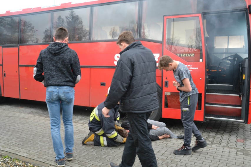 Przy autostradzie A1 w Żorach autobus stanął w ogniu. Strażacy wyciągali rannych ZDJĘCIA