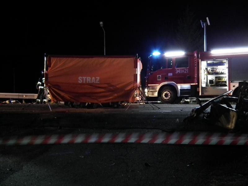 Dramat w Rogach koło Krosna. Samochód dostawczy uderzył w cinquecento. Nie żyją dwie osoby [ZDJĘCIA]