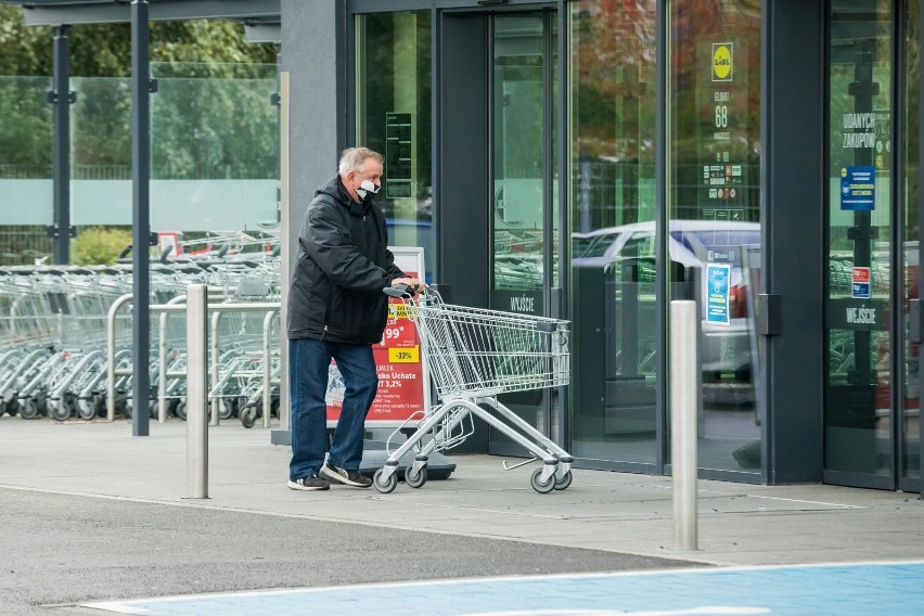 15.10.2020 bydgoszcz sklep lidl glinki godziny dla seniorow...