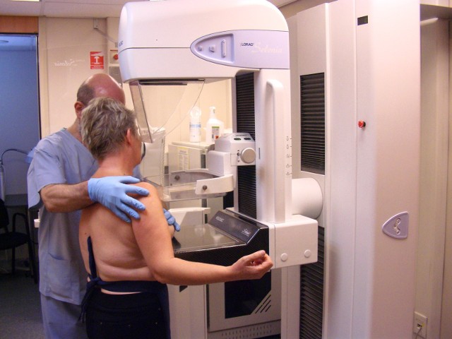 Dziś w Zakładzie Profilaktyki i Promocji Zdrowia CO mammografia będzie wykonywana do godz. 14.00. Nie trzeba mieć skierowania, gdy jest się w wieku 50-69 lat i nie robiło się tego badania w ciągu ostatnich 24 miesięcy.