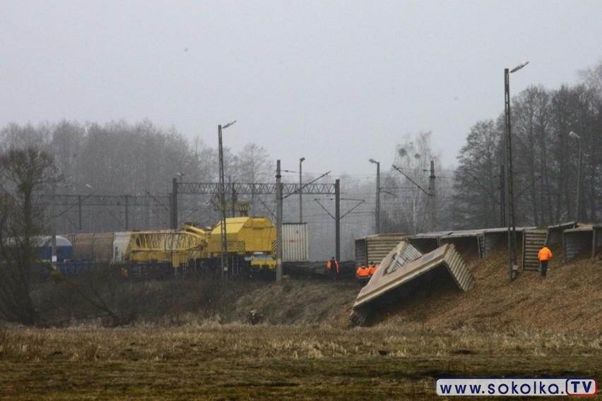 Trasa kolejowa Białystok - Sokółka. Wykoleił się pociąg. Siedem wagonów wypadło z torów (zdjęcia)